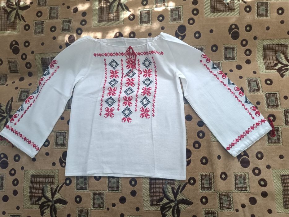 Ie de fete- lucrata manual, rosu cu negru