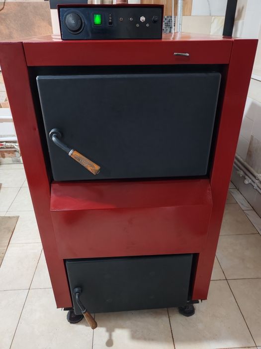 Vînd centrală pe lemne