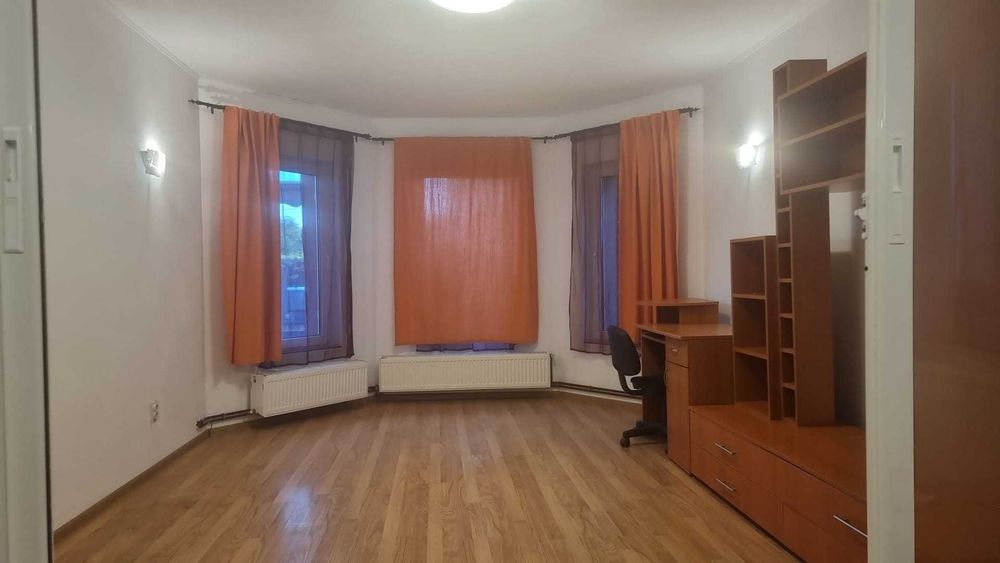 Inchiriez casa individuala  cu 3 camere si curte, zona Rosu, Chiajna