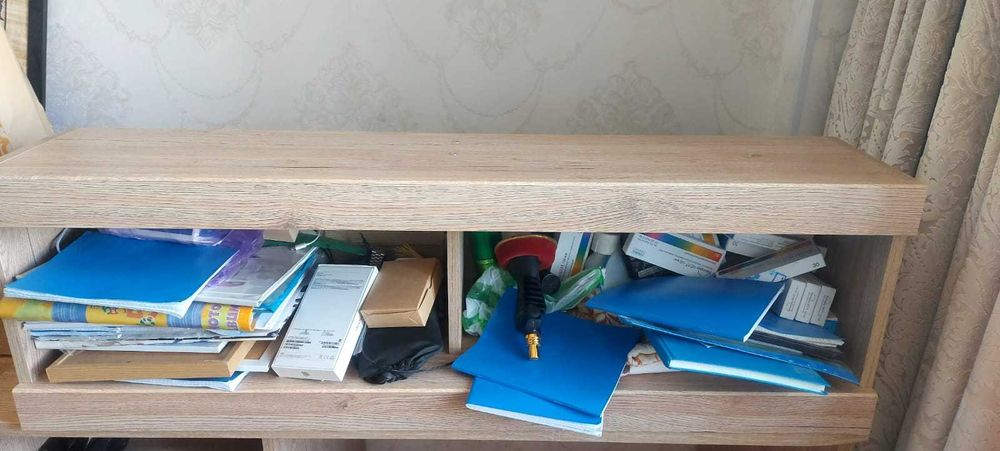 Компьютерный стол с полкой и шкафчиком