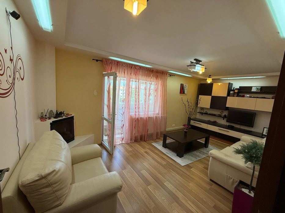 Vand apartament 3 camere, Moinesti (Bacau)