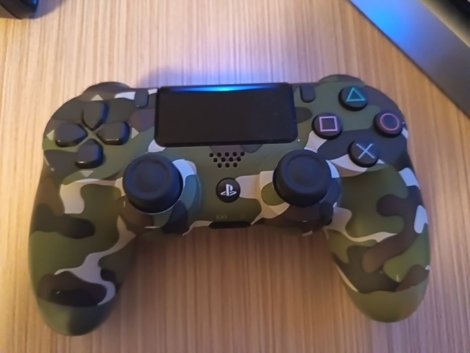 Vând PS4 Slim, cu stocare de 500 GB.