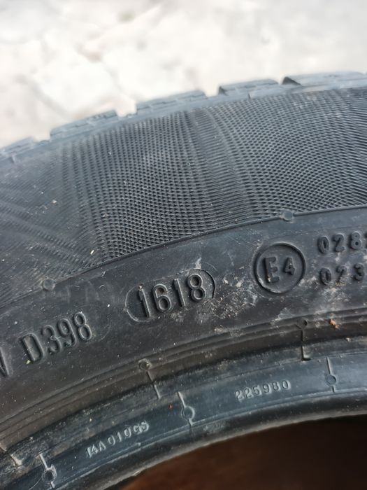 два броя гуми 205 60 16 със вътрешна защита против спукване