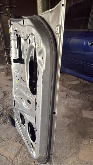 Передняя правая дверь Subaru