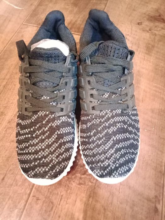 СРОЧНО Продается очень лёгкие кроссовки для бега