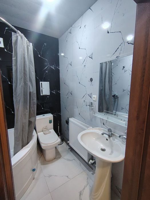 Шахар марказида жойлашган 2 хонали квартира ижарага берилади