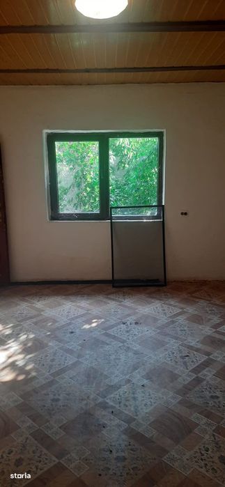 Casă cu 2 camere și curte, gata de utilizare