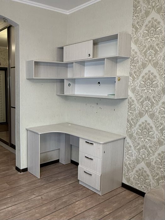 Письменный стол (парта) с полками