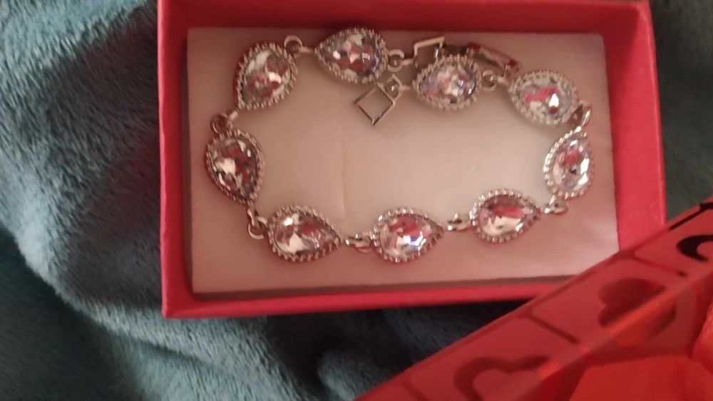 Сребърна,масивна дамска гривна. Страхотен, нов модел. В кутия