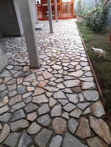 Amenajări curți la cheie cu piatră naturală de munte