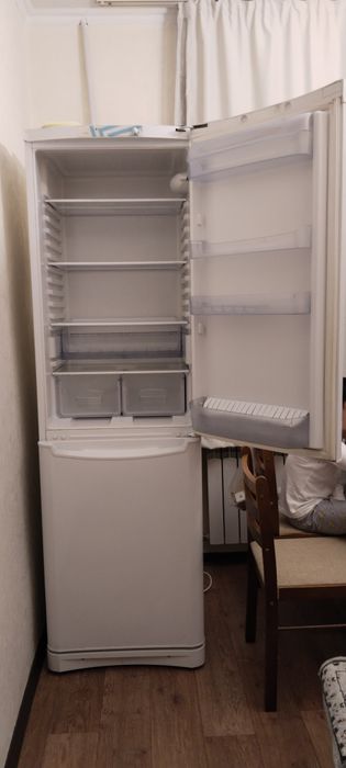 Холодильник Indesit