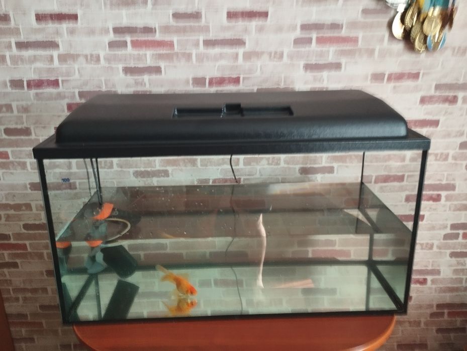 Продам аквариум заводской на 100литров