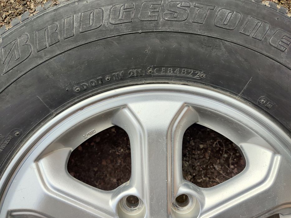 Продаю  оригинальные диски с шинами летними 16