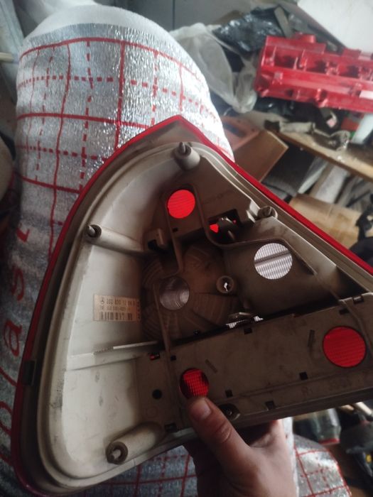 Задний правый фонарь w202