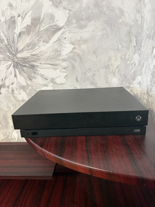 Продам Xbox one x память 1000GB