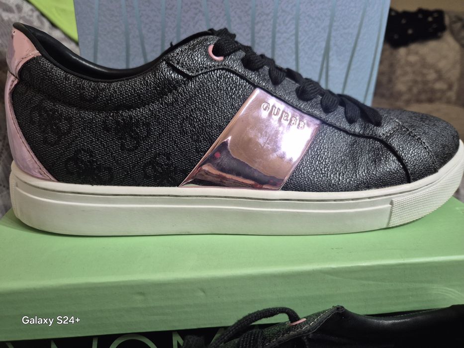 Кецове GUESS с релефно лого