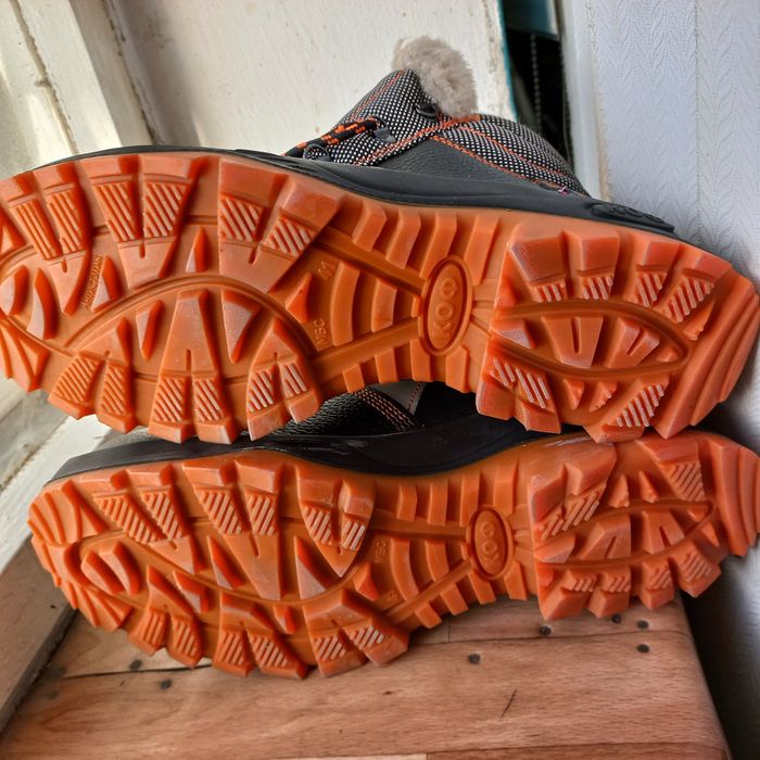 Продам спецобувь зимние 41 ; 42