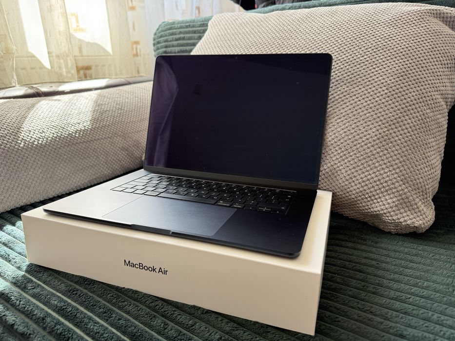 Apple Macbook Air 15 inch // M3 // 8GB Ram // 256 GB Storage