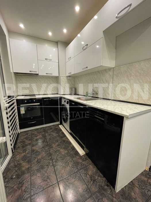 МОДЕРЕН ЧЕТИРИСТАЕН апартамент в района на Базар Левски!