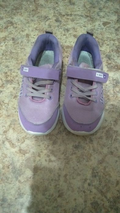 Продам кроссовки размер 33