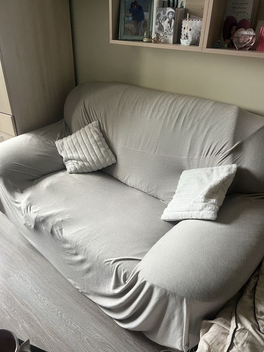 Двуместен диван.