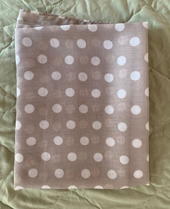 Тънък шал на точки