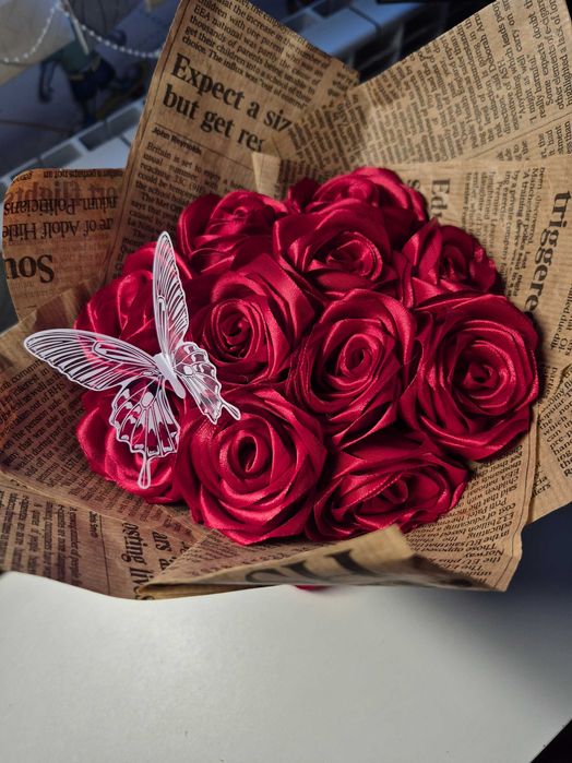 Букет от сатенени рози с пеперуди