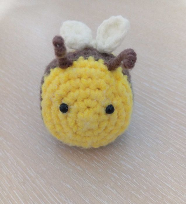 Ръчно плетена пчела