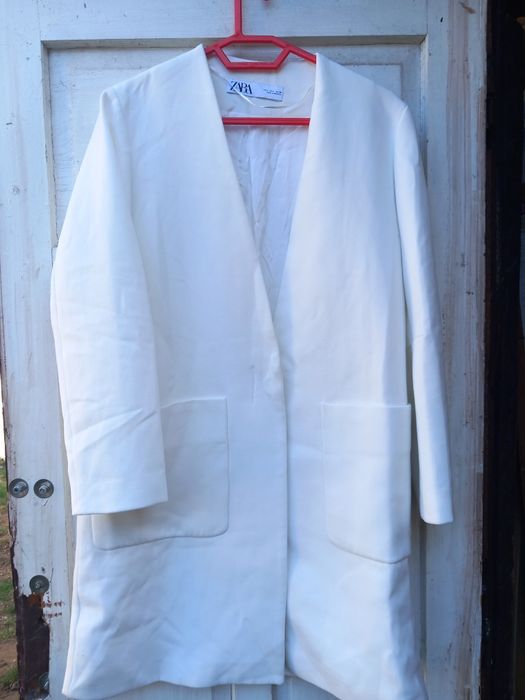 Vând palton alb marca Zara
