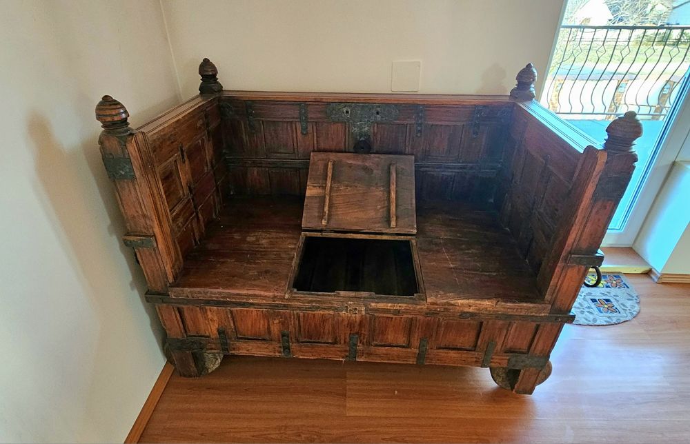 Piesă mobilier din lemn de tec cu inserții metalice și spațiu de depozitare, recondiționată, vechime cca. 100 ani, dimensiuni: 110 × 135 × 74 cm.
