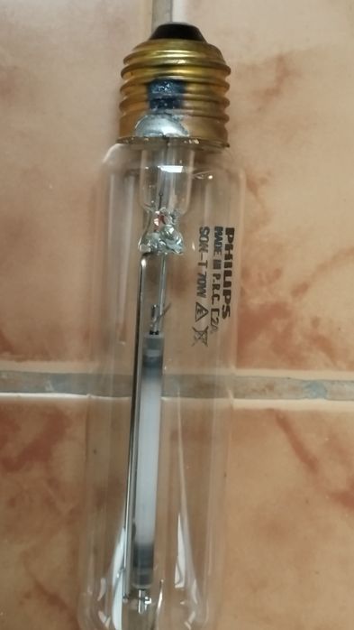 Брадвичка с дървена дръжка.Малка метална жага.Улична лампа.