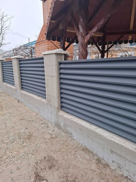 Construim Garduri si Porti din Panou stil Jaluzele, Sipca Metalica, Tabla Cutata, Plasa Bordurata, Fier Forjat BCA si alte modele disponibile