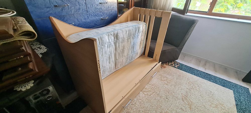 Vand patut pentru copii mici + saltea , pat copil