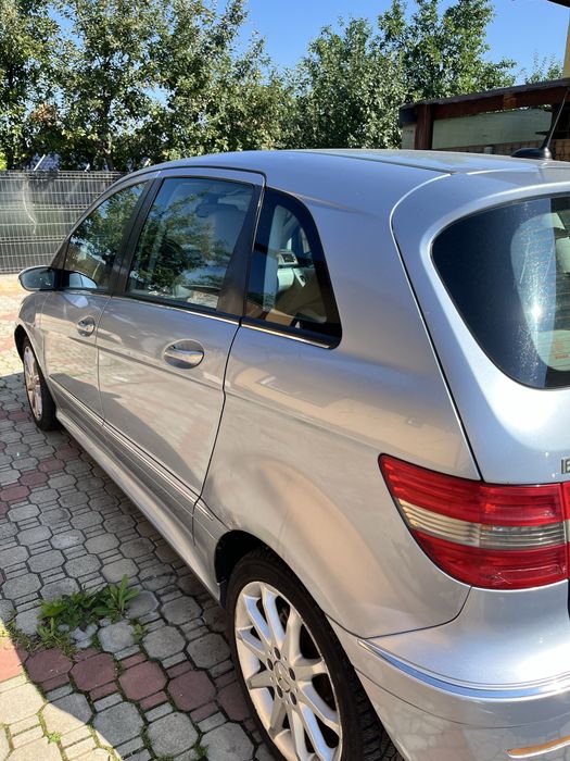 Mercedes-Benz  B180