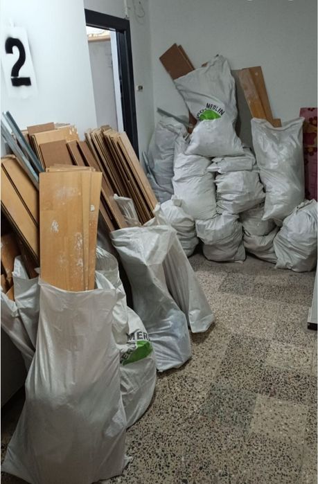 Oferim servicii complete de debarasări mobilier vechi moloz deșeuri