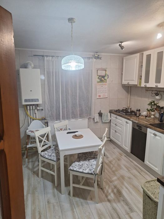Apartament de 4 camere in Buzău,zona Dorobanți,acces la doua boxe,loc de parcare