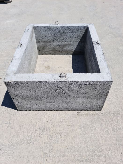 Capace din beton armat cu usa