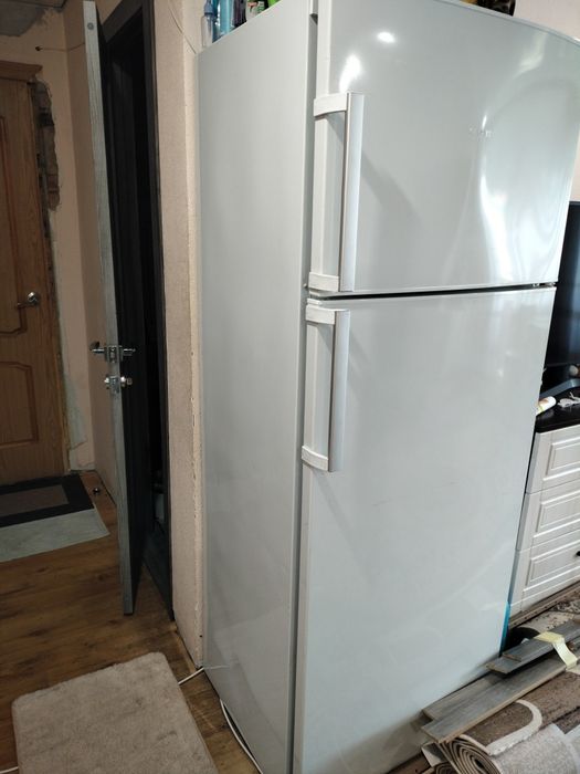 Продам очень вместительный холодильник Атлант