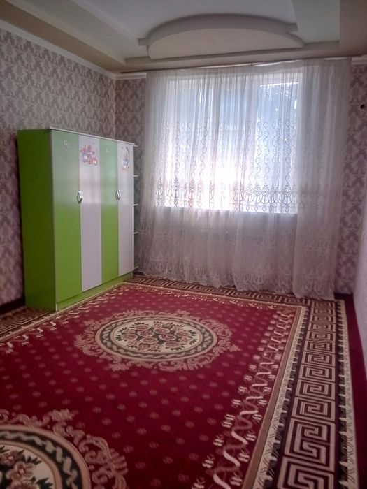 Когон шахар кальцони олдида 1 хоналик Уй янги домдан ижарага берилади.