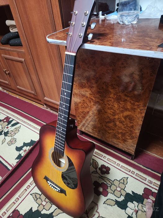 Gitara yangi umuman ishlatilmagan