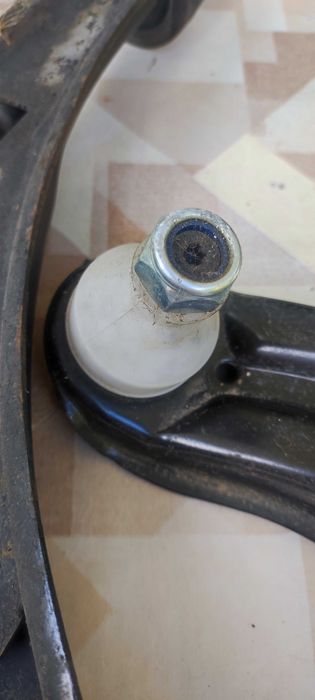 Предни шарнири с носачи - Нисан Алмера