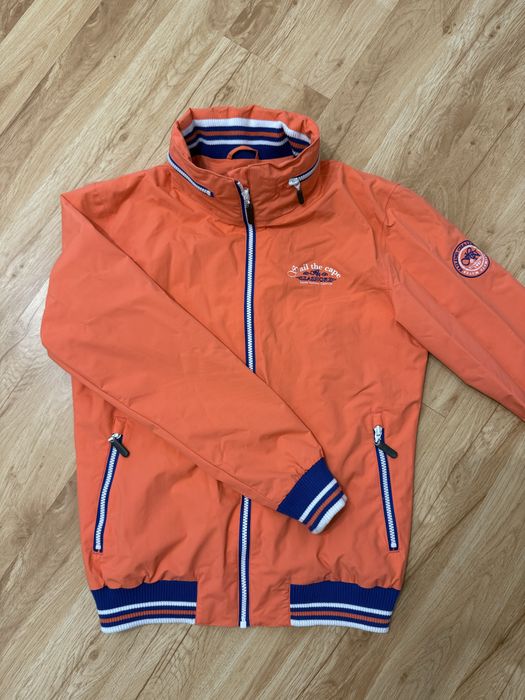 Дамско спортно яке с качулка против вятър и дъжд