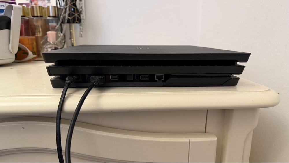 PS 4 PRO cu 3 Controlere dualshock 4