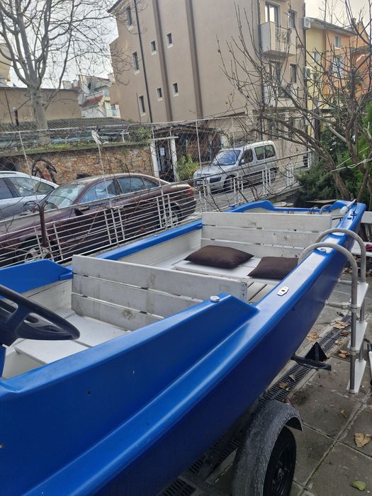 Лодка с колесар за разходка и риболов