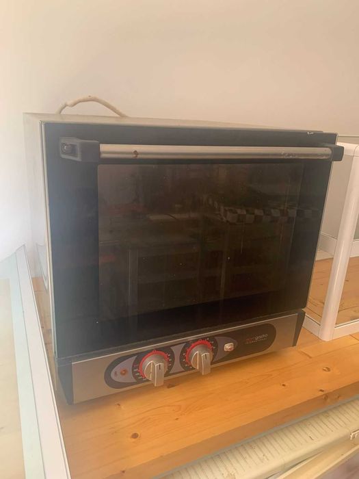 Продава се конвекционна фурна