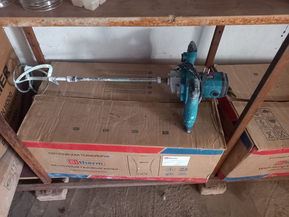 Миксер Макита рабочий