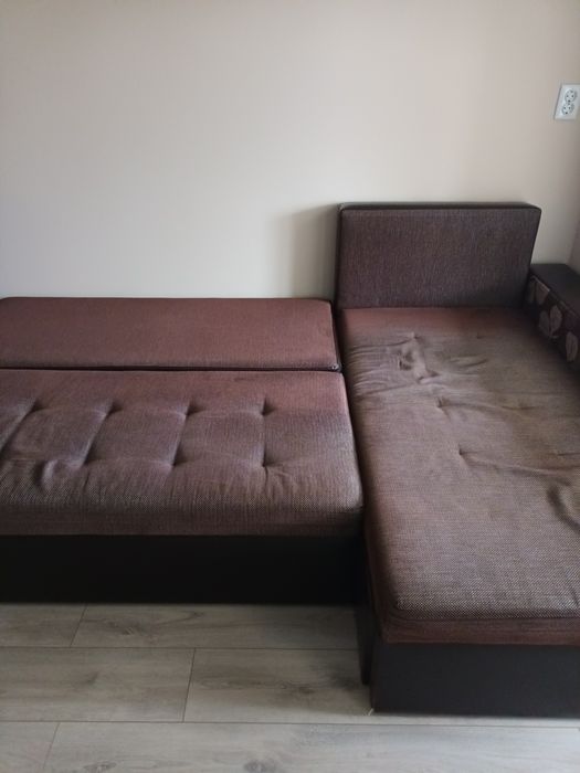 Разтегателен диван, хола маса и две табуретки