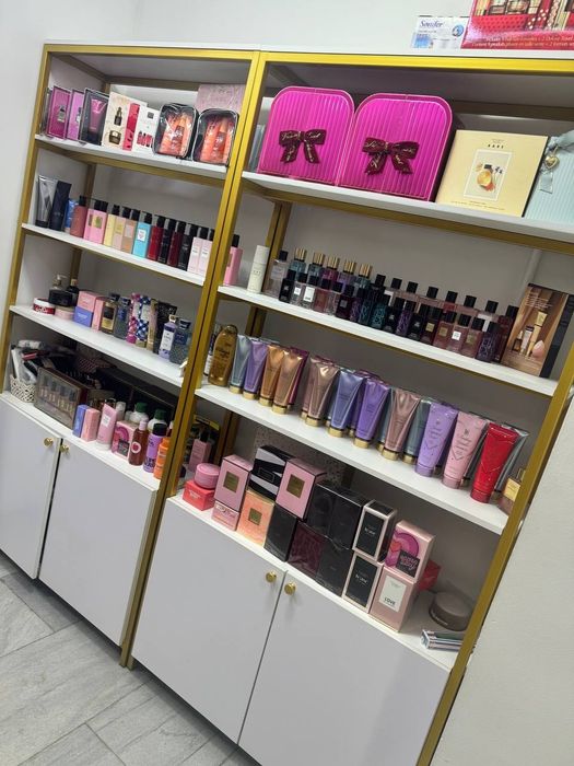 Лофт услубида магазин мебеллари сотилади