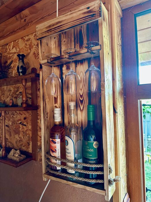 Ръчно изработени стилажи за алкохол и чаши