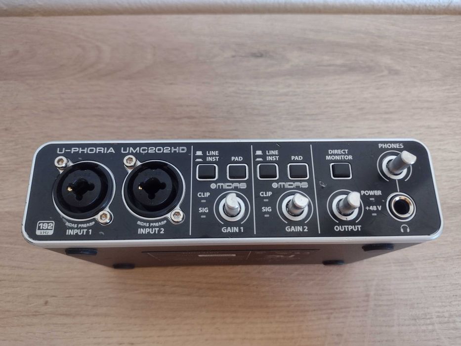Behringer U-Phoria UMC202HD USB аудио интерфейс